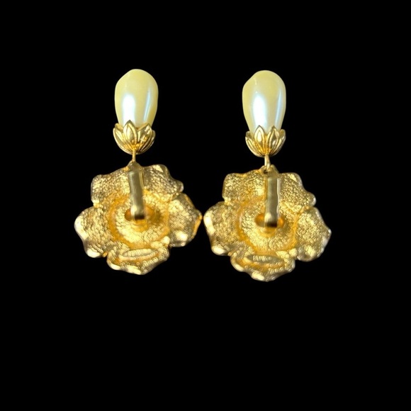 Vintage Avon Gold Flower and Faux Pearl Drop Designer Runway Clip Earrings - Picture 3 of 7